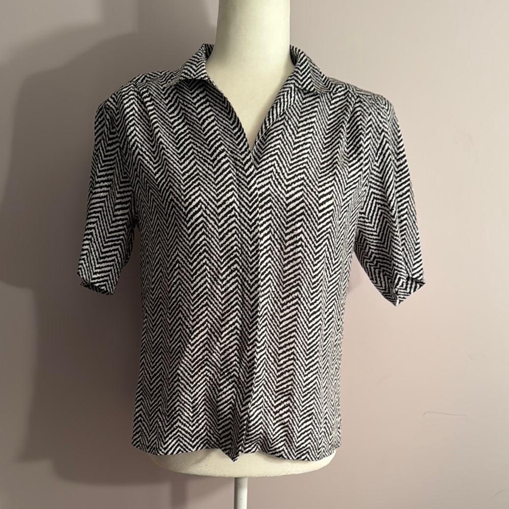 Notations Black & White Chevron collared button down blouse women’s Shirt Sz 6